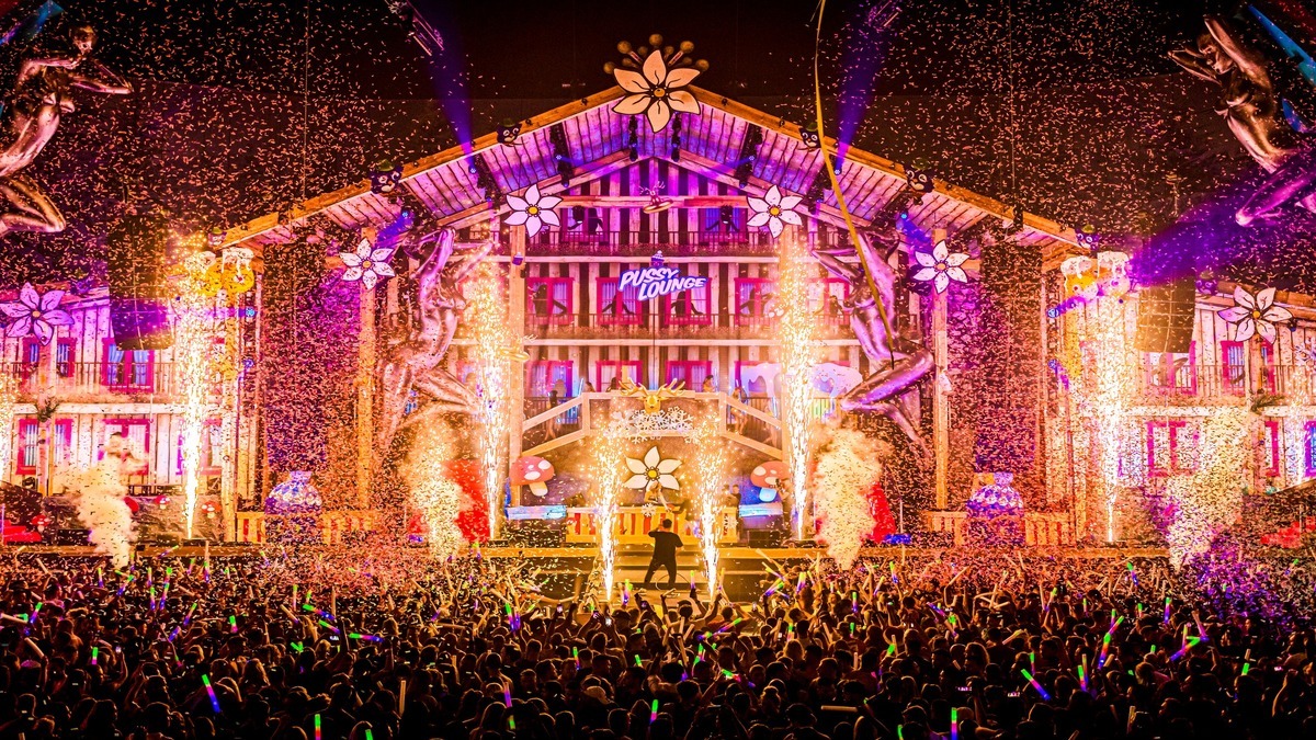 Pussy Lounge 2026 - Trick or treat, b*tches